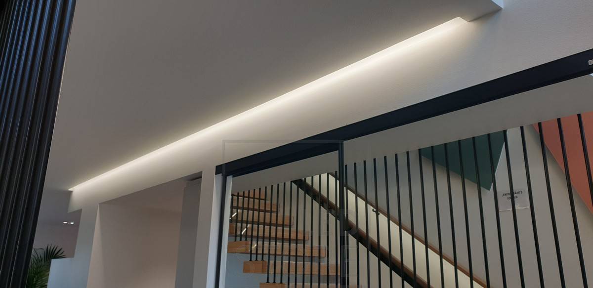 Hermosa luz indirecta procedente de la ranura entre el techo y la pared. Ledstore.fi